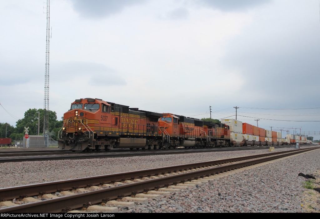 BNSF 5037 West